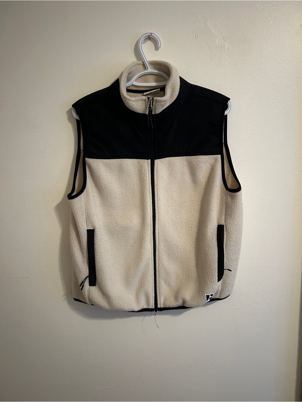 Two-Tone Fleece Vest - Cream & Black